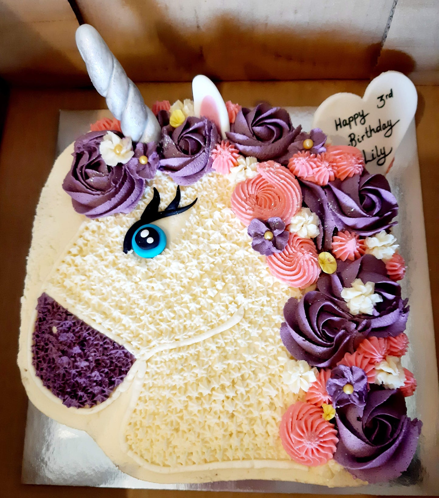 Piped mane unicorn cake
